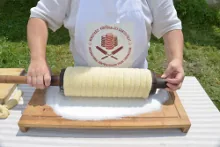 Flattening and covering with sugar by rolling in sugar — image 1