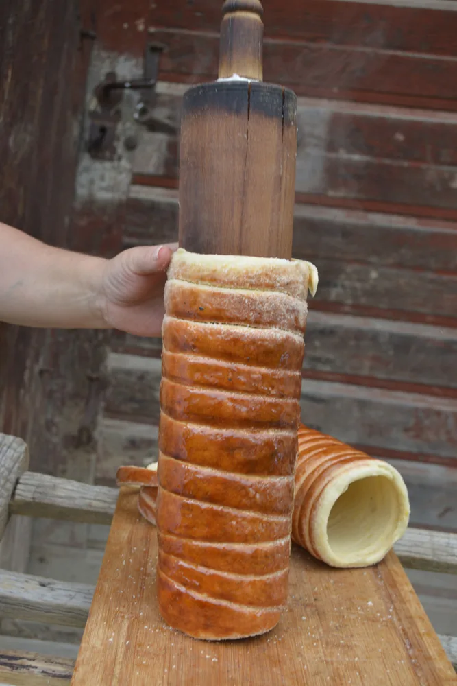 A kész kürtőskalács levétele a dorongról